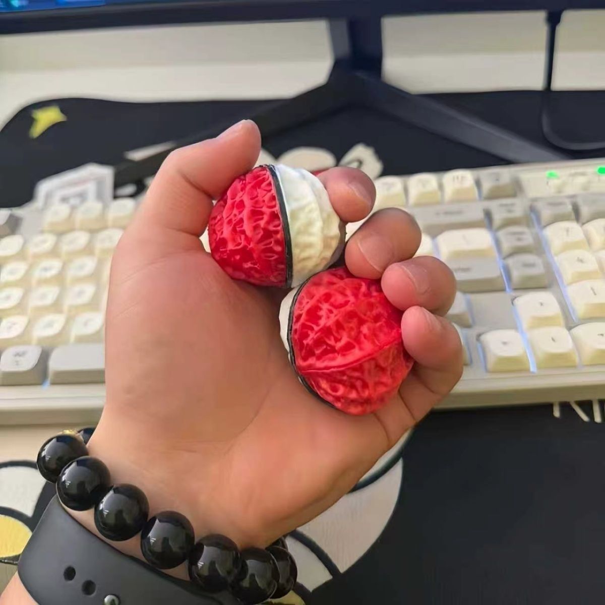 Pokemon Pokeball 3D Walnut Red - огляд і ціна Pokeball Cosplay Prop
